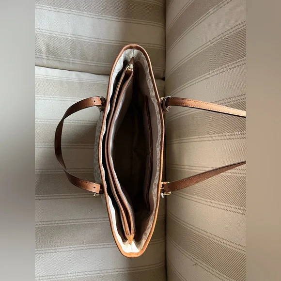 Michael Kors Large Snap Pocket Tote - Picture 6 of 6